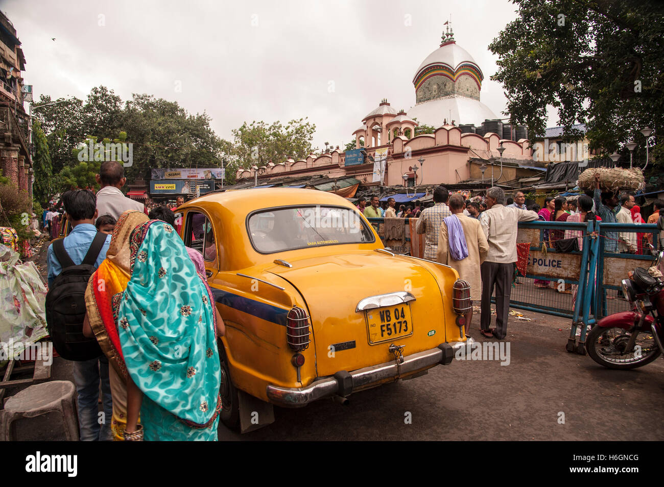 Hindu Anhänger Menschenmenge vor einem Kali-Tempel Kalighat Kolkata West Bengal Indien Stockfoto