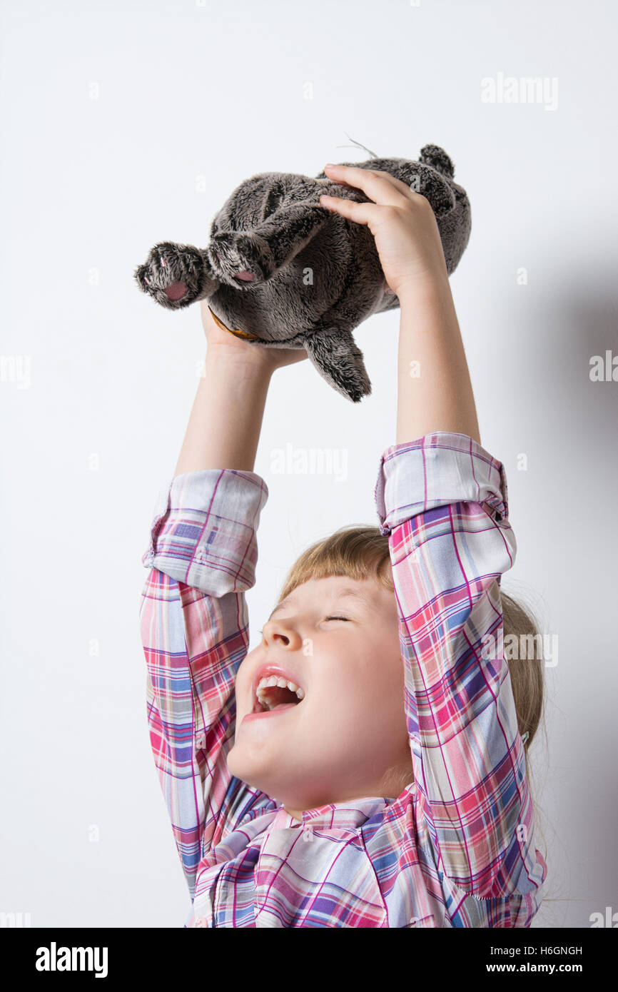 Mädchen spielen mit Stofftier Stockfoto