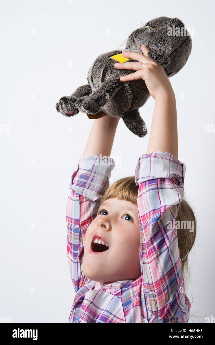 Mädchen spielt mit Spielzeug Stockfoto