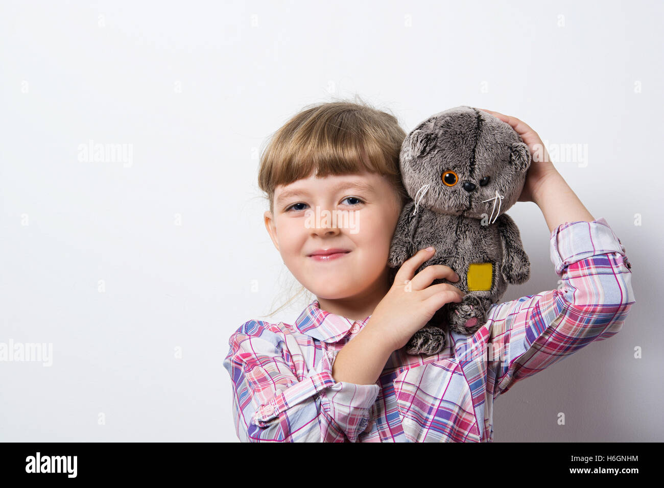 kleines Mädchen spielt mit Spielzeug Stockfoto