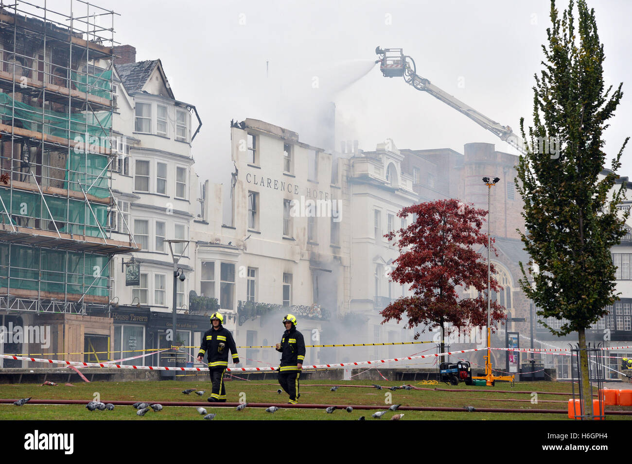 Feuerwehrleute kämpfen weiter gegen den Brand in Exeter, der das Royal Clarence Hotel, das "älteste Hotel in England", schwer beschädigt hat, das seit 300 Jahren steht und eine Pallierung durch deutsche Bomber während des Blitzes im Jahr 1942 überlebt hat. Stockfoto