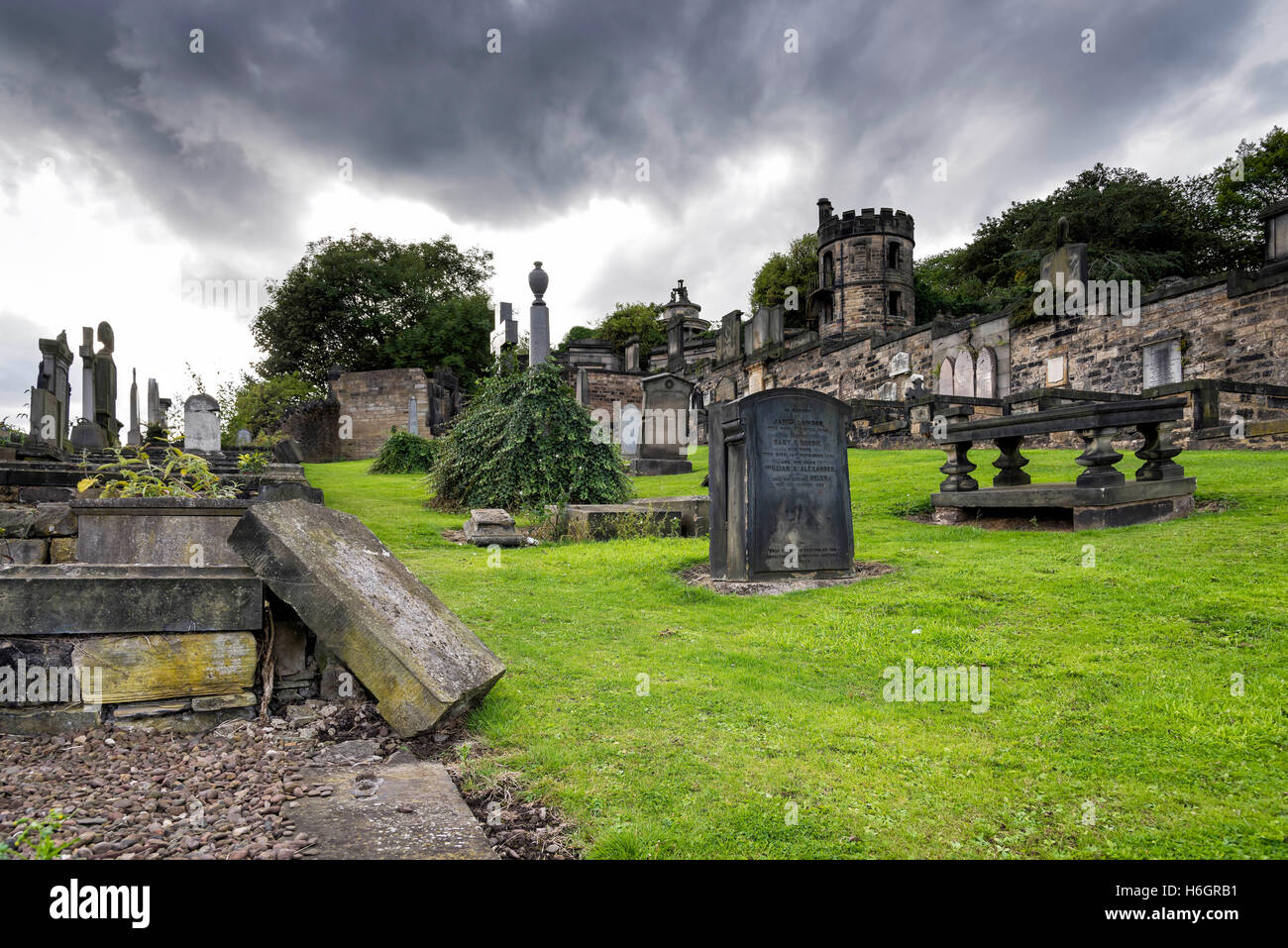 Edinburgh, Vereinigtes Königreich - 15. August 2014: The Old Calton Gräberfeld unter dramatischen Himmel. Liegt am Calton Hill. Stockfoto