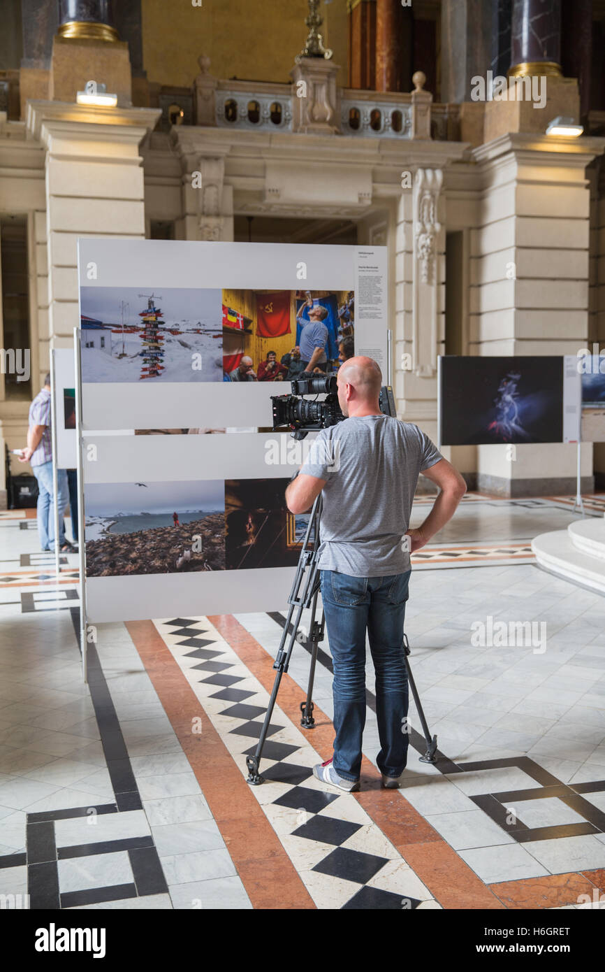 Budapest, Ungarn - 29. September 2016. World Press Photo - beliebte Jahresausstellung. Ethnographische Museum Innenraum. Betreiber ist Stockfoto