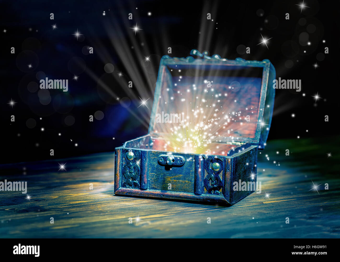 gut Konzept Grußkarte eröffneten Vintage Brust Schatz mit mystischen Wunder Licht auf hölzernen Hintergrund, schöne Nahaufnahme Stockfoto