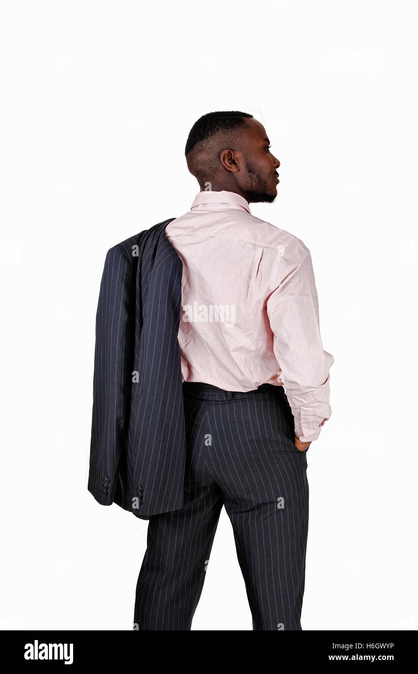 Ein schwarzer Business-Mann stehend von hinten für weißen Hintergrund mit seinem Jackett über seine Schulter. Stockfoto