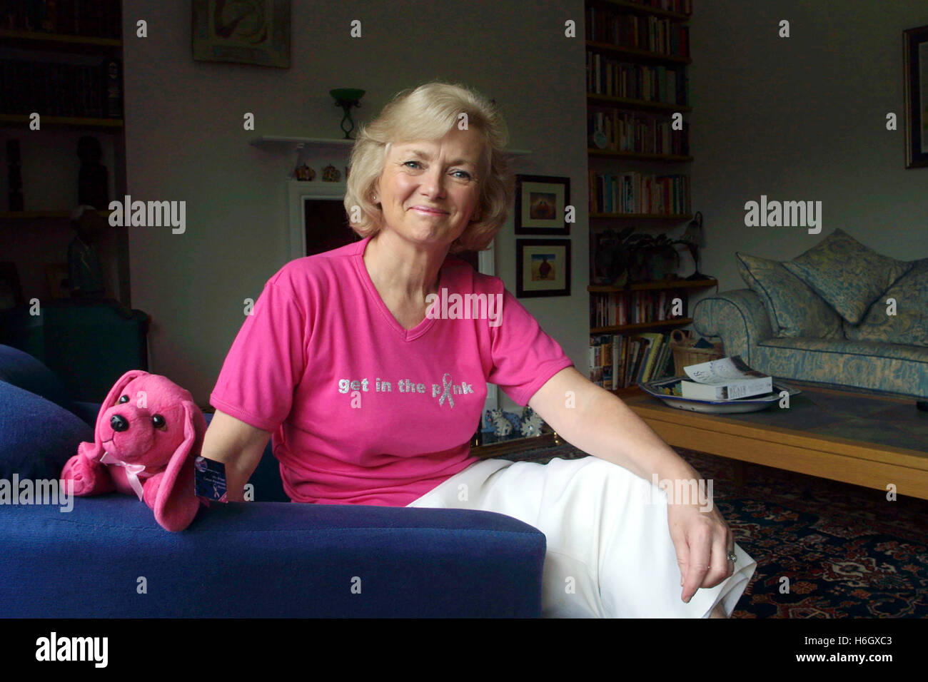 Glenys Kinnock, Baroness Kinnock aus Holyhead, trägt ein „Get in the pink“ T-Shirt für die Krebsforschung, 2001, Wohltätigkeitsveranstaltung Stockfoto