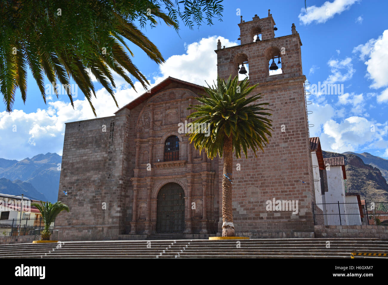 Die katholische Kirche, Iglesia San Pedro befindet sich auf der Plaza de Armas in Urubamba, Peru. Die Name Urubamba bedeutet Flachland der Spinnen in Quechua. Stockfoto