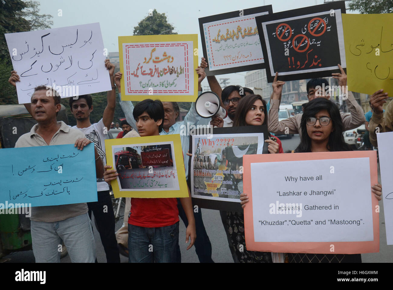 Lahore, Pakistan. 29. Oktober 2016. Pakistan-Aktivisten aus verschiedenen Orten der Zivilgesellschaft protestieren gegen das Verbot Organisationen in Pakistan und Angriff auf der pakistanischen Provinz Belutschistan Polizeiakademie in Quetta, während einer Kundgebung in Lahore. Eine pakistanische militante Organisation sagte, dass es mit den islamischen Staat zur Durchführung eines riesigen Überfalls auf ein Polizei-Akademie, der stärkste Beweis bis heute gearbeitet hatte, daß die Mitte-östliche Gruppe lokale Links aufgebaut hat. Bildnachweis: Rana Sajid Hussain/Pacific Press/Alamy Live-Nachrichten Stockfoto