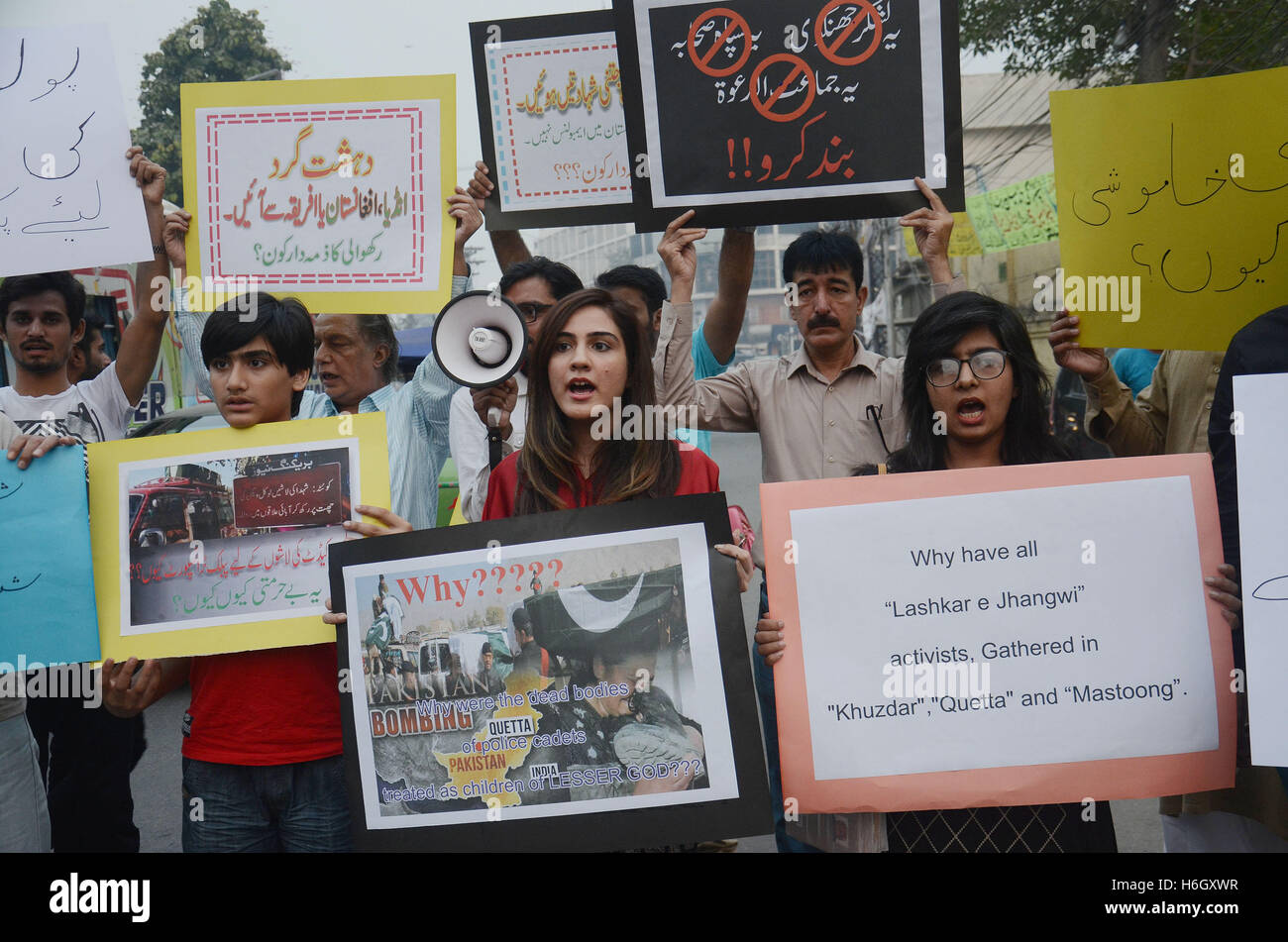 Lahore, Pakistan. 29. Oktober 2016. Pakistan-Aktivisten aus verschiedenen Orten der Zivilgesellschaft protestieren gegen das Verbot Organisationen in Pakistan und Angriff auf der pakistanischen Provinz Belutschistan Polizeiakademie in Quetta, während einer Kundgebung in Lahore. Eine pakistanische militante Organisation sagte, dass es mit den islamischen Staat zur Durchführung eines riesigen Überfalls auf ein Polizei-Akademie, der stärkste Beweis bis heute gearbeitet hatte, daß die Mitte-östliche Gruppe lokale Links aufgebaut hat. Bildnachweis: Rana Sajid Hussain/Pacific Press/Alamy Live-Nachrichten Stockfoto