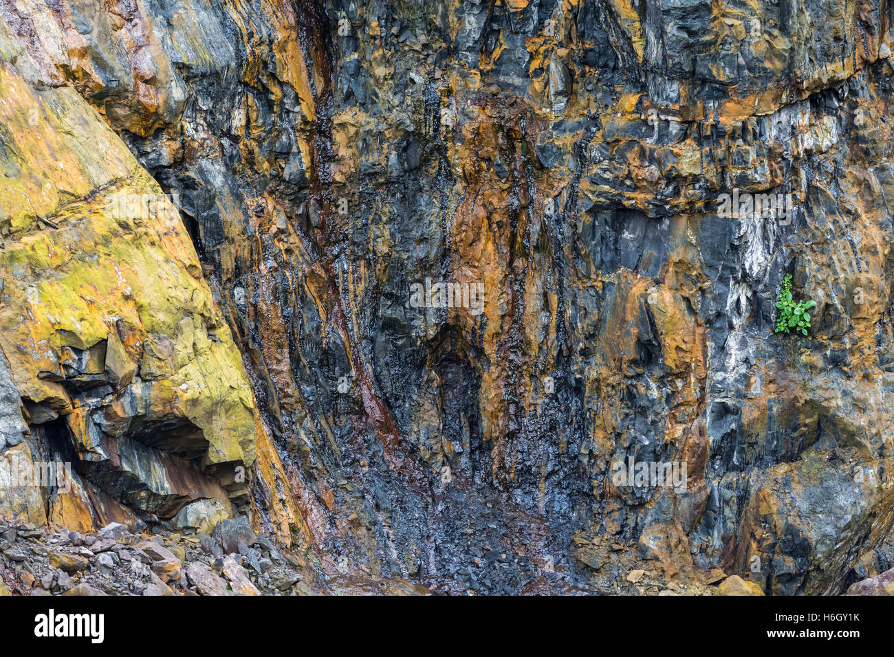 Dunkle farbige Rohöl Nässen von Felsen in einem Tagebau-Ölsand mine. Ecuador, Südamerika. Stockfoto