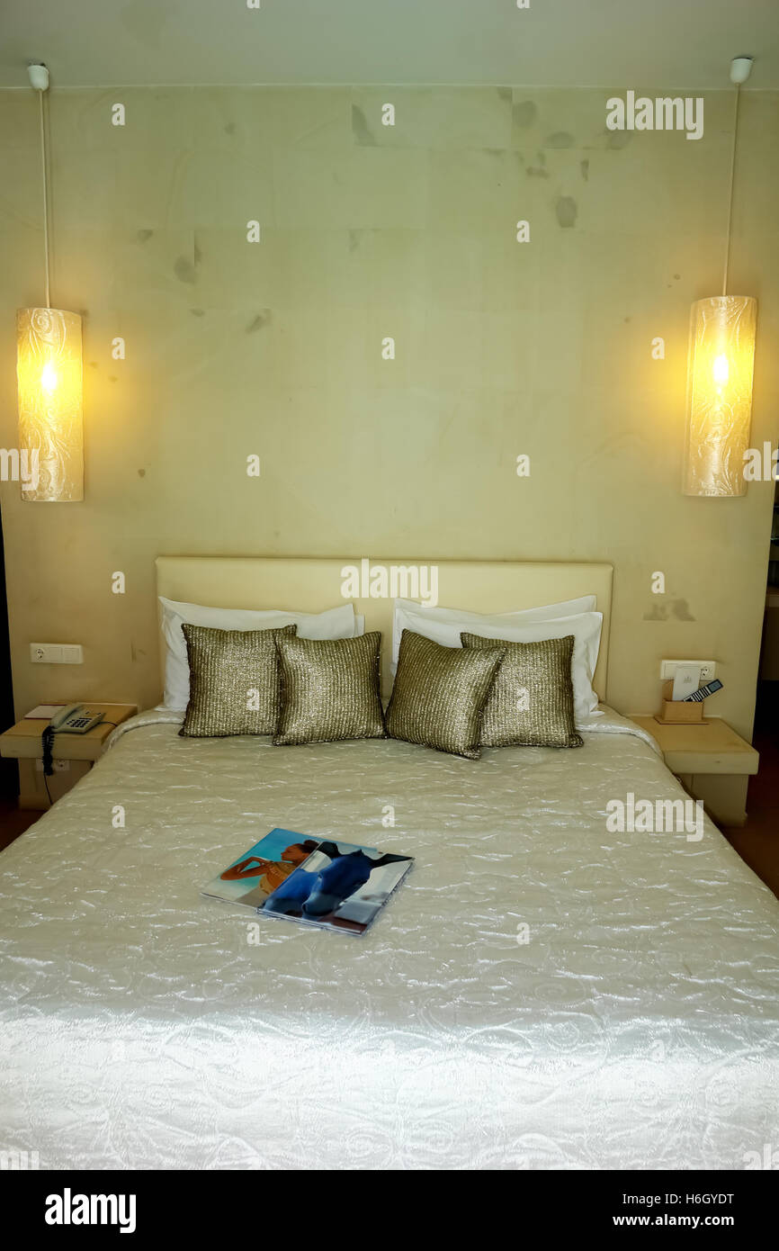 HERAKLION, Kreta, Griechenland - 13. Mai 2014: Innenliegendes Zimmer mit großem Bett, Lampen und goldenen Kissen in modernen Gebäude des Luxushotels Stockfoto