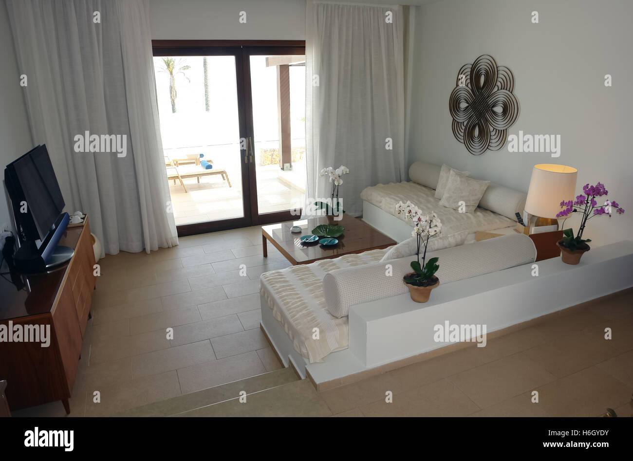 HERAKLION, Kreta, Griechenland - 13. Mai 2014: Innenliegendes Zimmer mit großem Bett, Lampen und Terrasse im modernen Gebäude der Luxus-Klasse-Hotel. Stockfoto