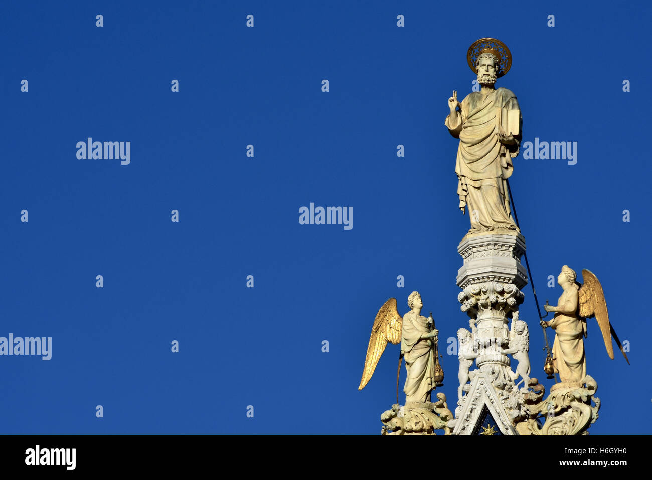 Am Markusplatz Segen mittelalterliche Statue mit Engeln an der Spitze von Venedig Basilika (mit textfreiraum) Stockfoto