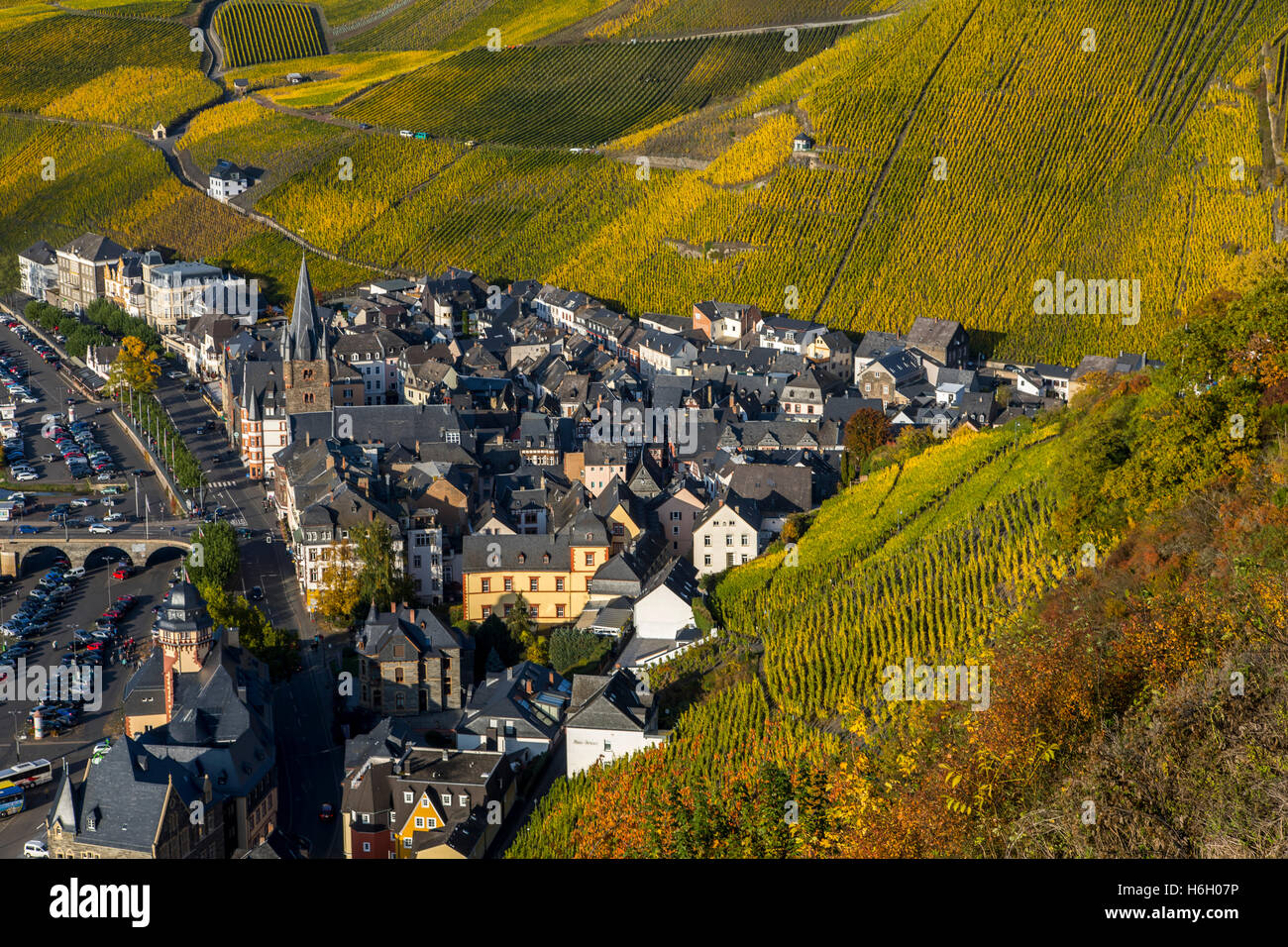 Die Stadt Bernkastel-Kues, in der Mosel Tal, Mosel, Altstadt, Wein Anbaugebiet, Weinberge, Deutschland Stockfoto