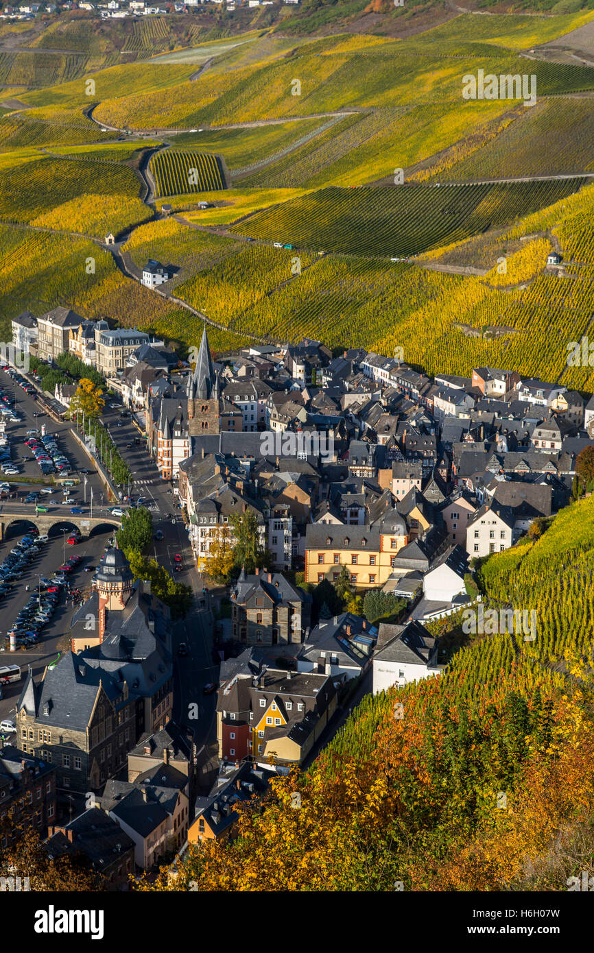 Die Stadt Bernkastel-Kues, in der Mosel Tal, Mosel, Altstadt, Wein Anbaugebiet, Weinberge, Deutschland Stockfoto