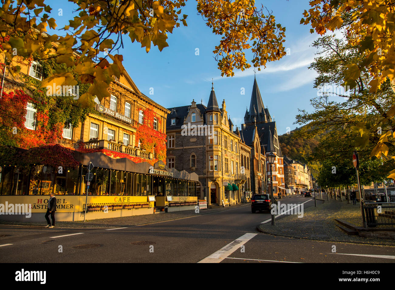 Die Stadt Bernkastel-Kues, in der Mosel Tal, Mosel, Altstadt, Wein Anbaugebiet, Weinberge, Deutschland Stockfoto