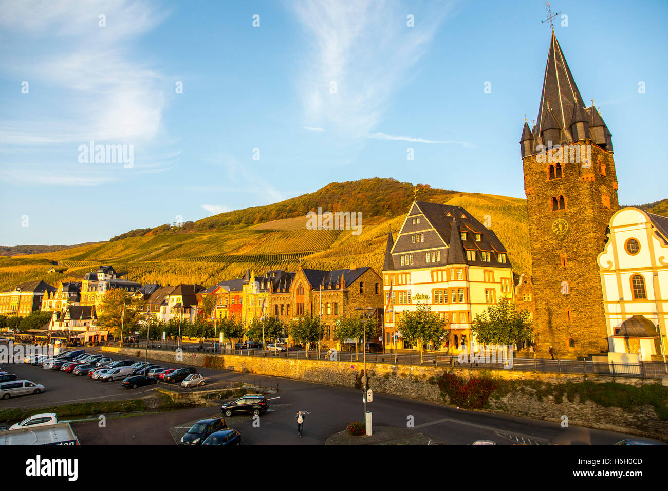 Die Stadt Bernkastel-Kues, in der Mosel Tal, Mosel, Altstadt, Wein Anbaugebiet, Weinberge, Deutschland Stockfoto
