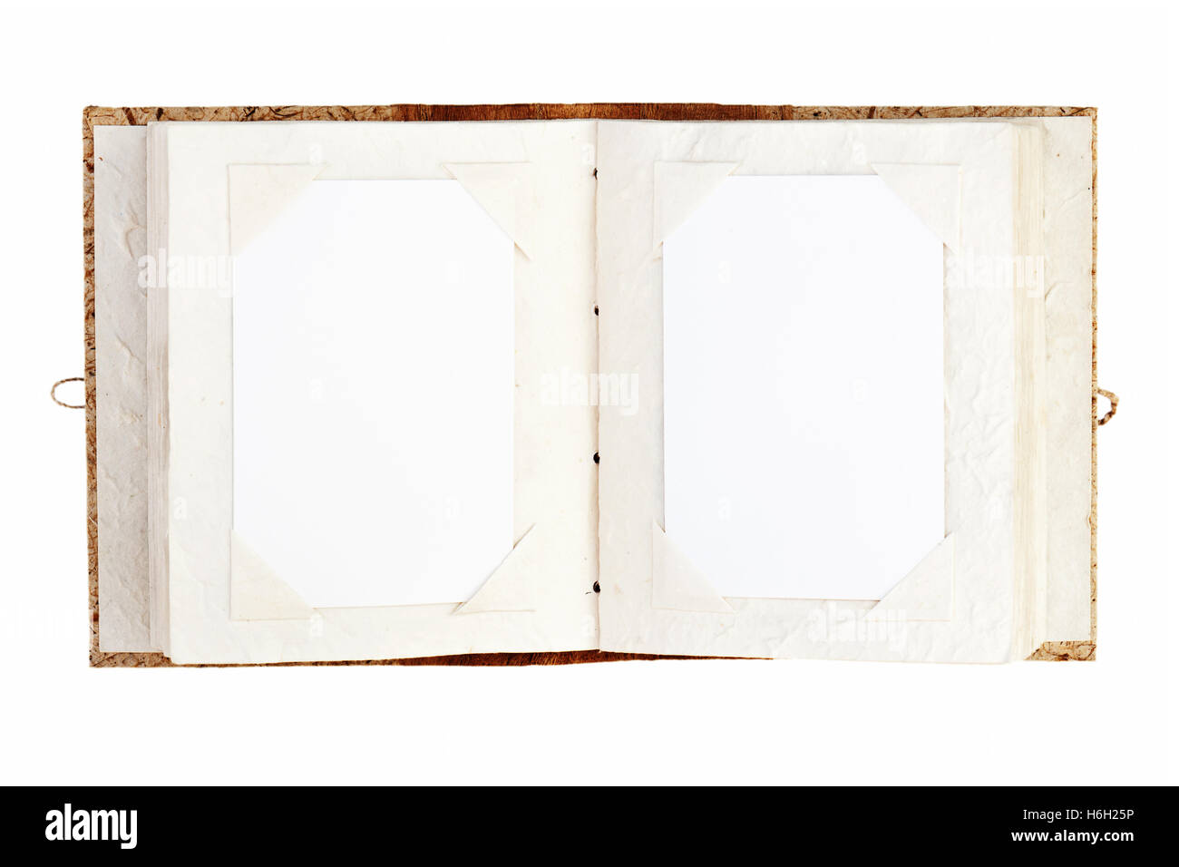 Öffnen Sie altes Fotoalbum mit Platz für Ihre Fotos isoliert auf weißem Hintergrund Stockfoto