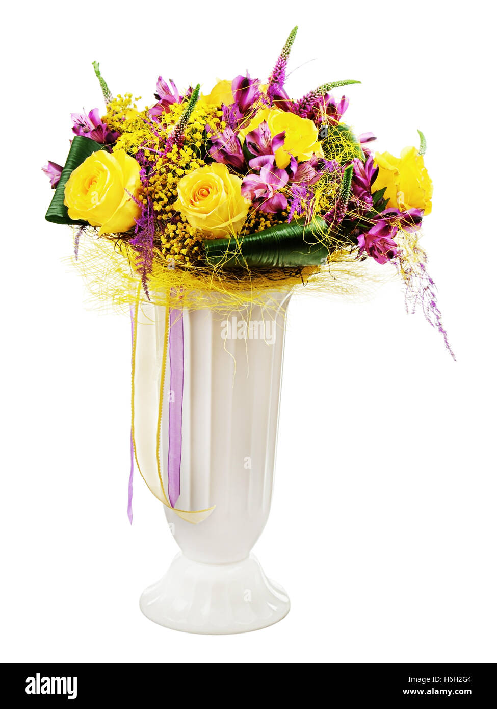 Floral Bouquet von gelben Rosen und Orchideen Anordnung Herzstück in Vase isoliert auf weißem Hintergrund. Closeup. Stockfoto