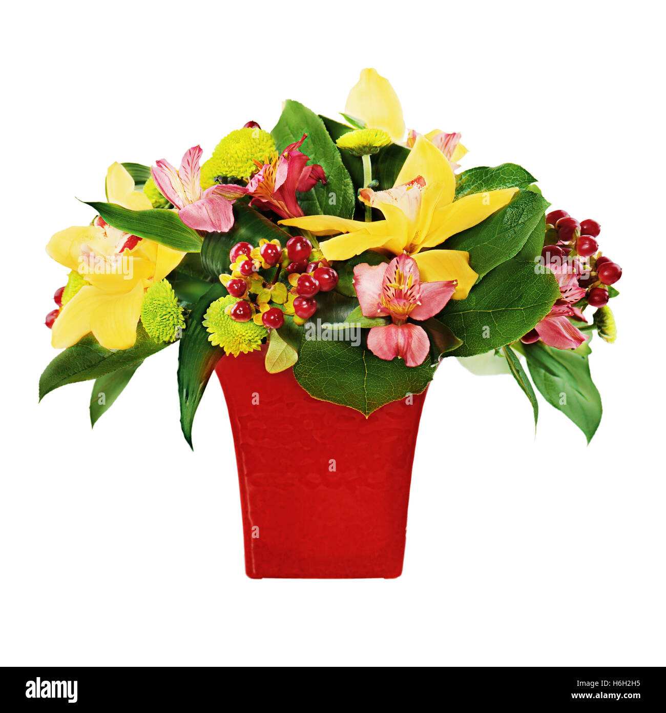 Bunte Blumenstrauß aus Orchideen und Lilien Anordnung Herzstück in rote Vase isoliert auf weißem Hintergrund. Stockfoto