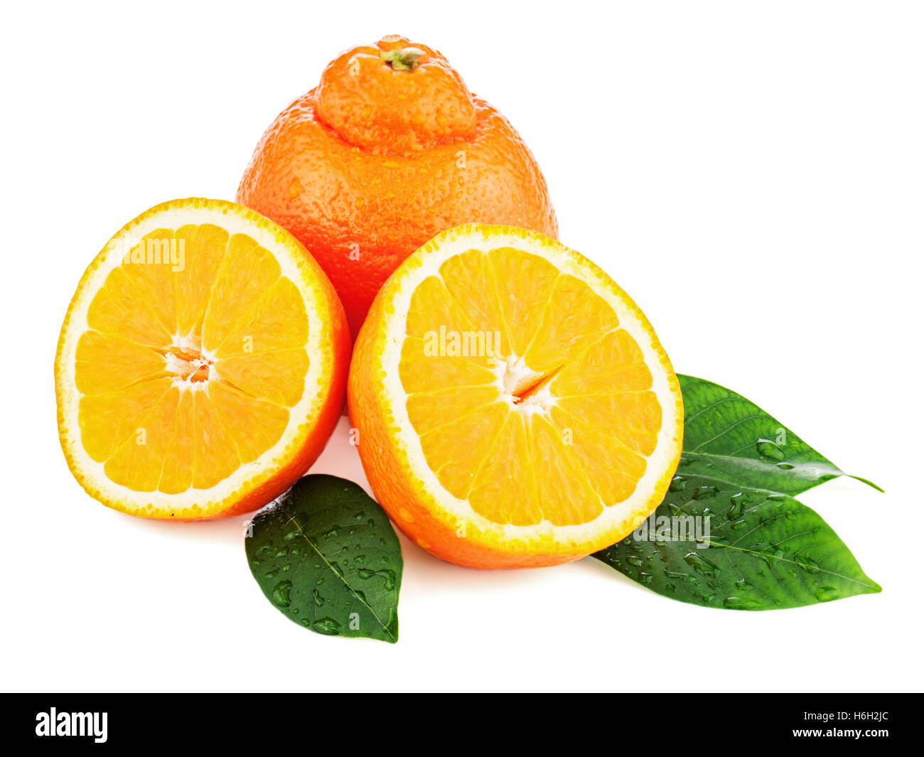 Frische orange Frucht mit grünen Blättern, die isoliert auf weißem Hintergrund. Closeup. Stockfoto