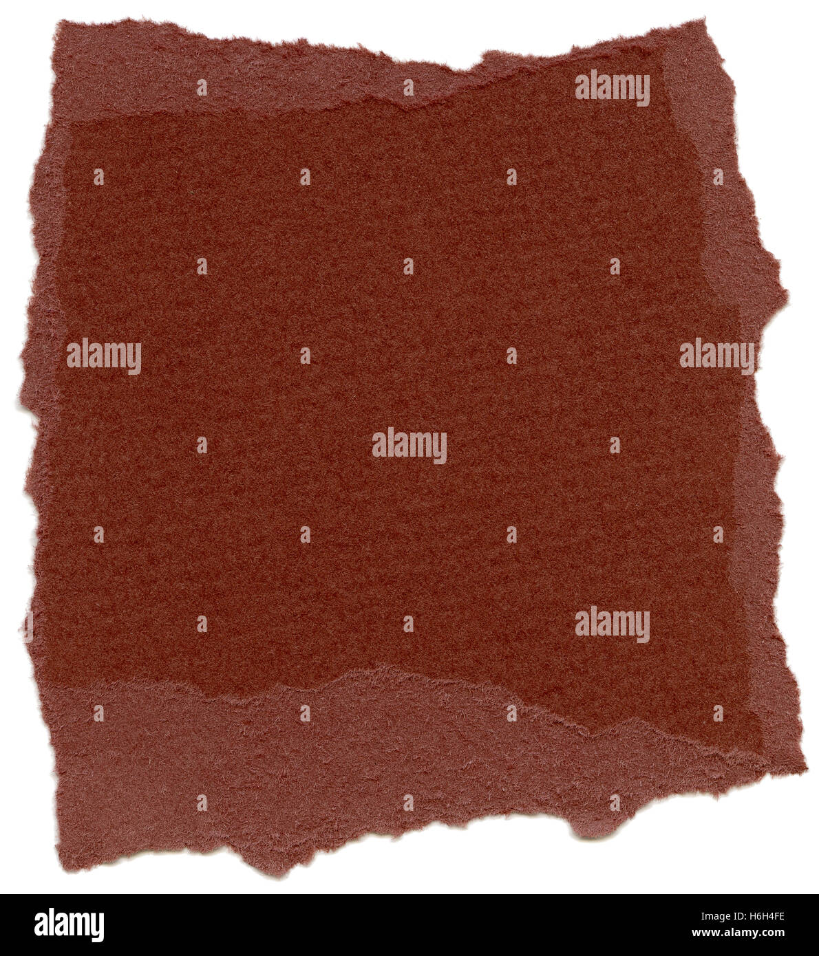 Textur von Maroon braun Faserpapier mit zerrissenen Kanten. Isoliert auf weißem Hintergrund. Scannen mit 2400dpi mit einer professionellen danken Stockfoto