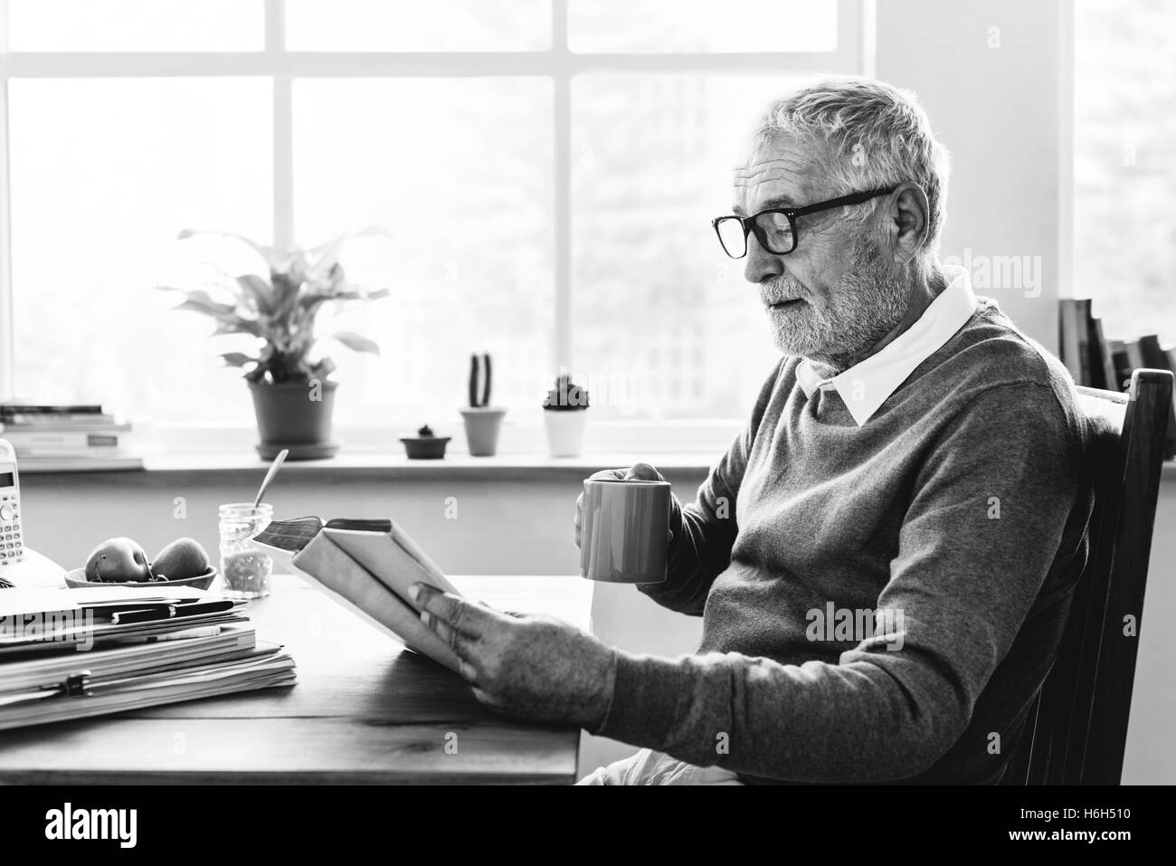 Lesung Entspannung Pension Großvater Kaffee Konzept Stockfoto