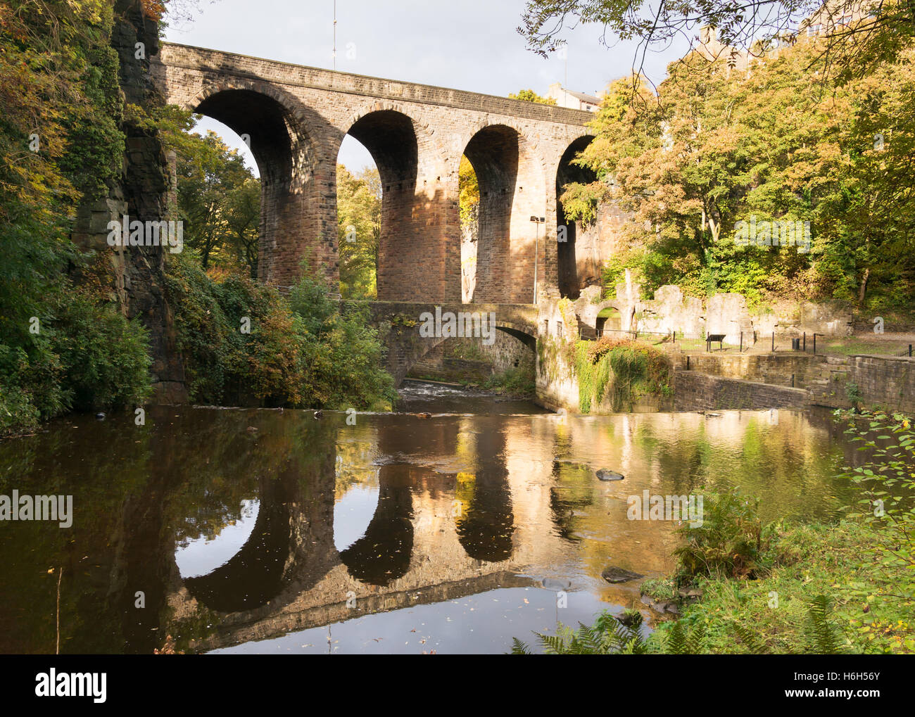 Die Union Road und Lastesel Brücken über den Fluß Goyt, neue Mühlen, Derbyshire, England, UK Stockfoto