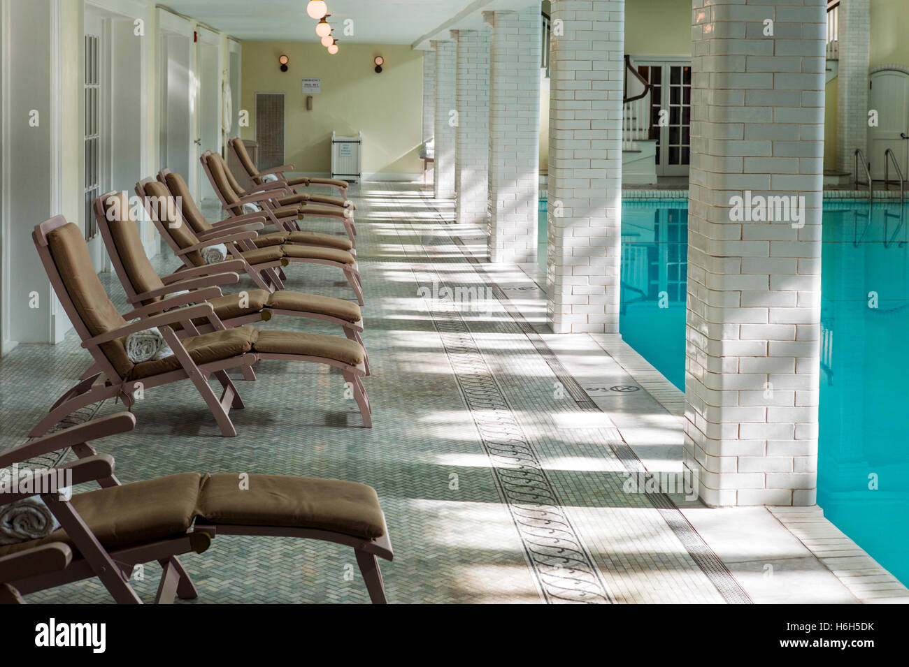 Chaise Lounges; inneren Quelle gespeisten Schwimmbad; Omni Bedford Springs Resort & Spa; Bedford; Pennsylvania; USA Stockfoto