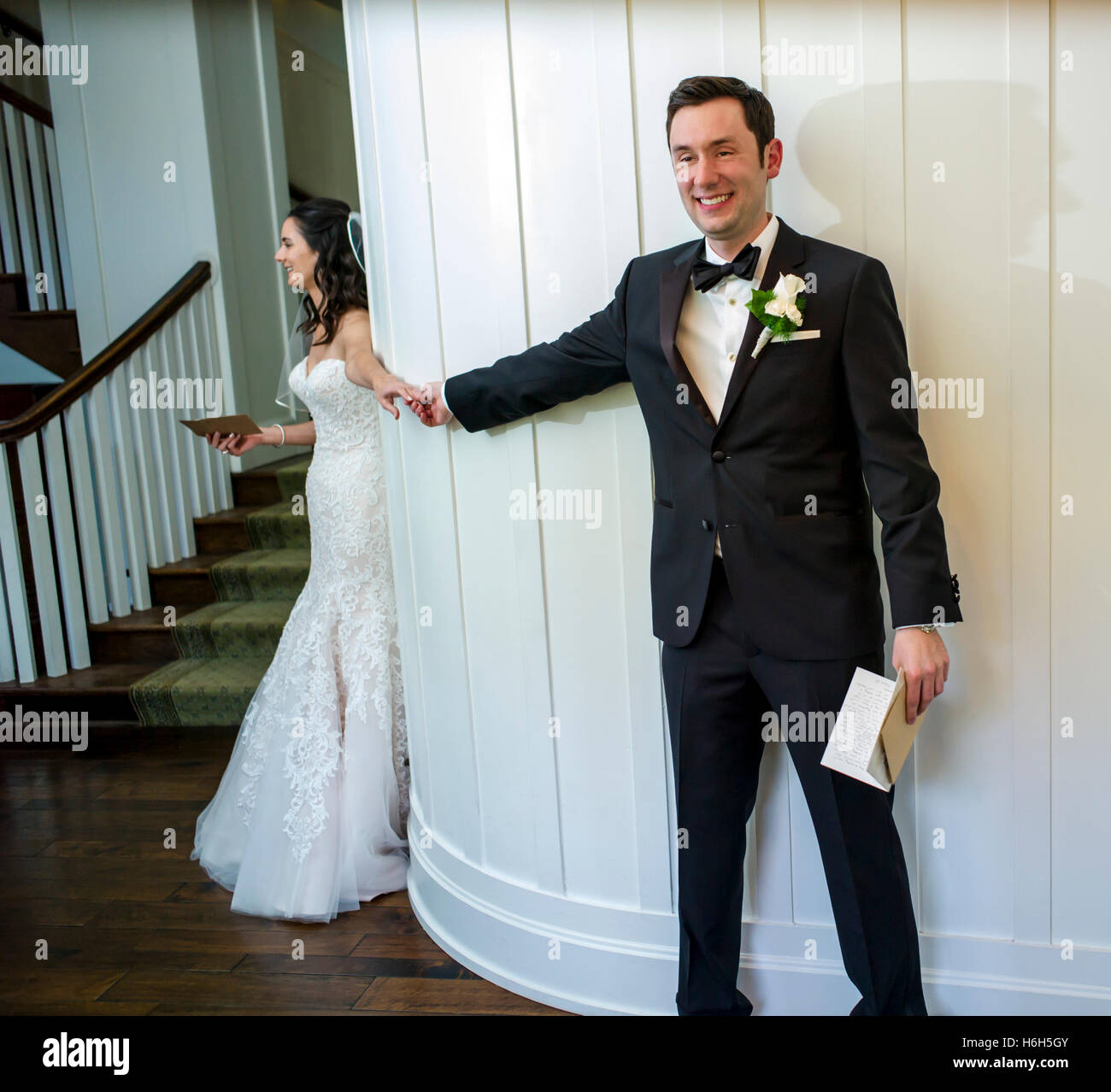 Hochzeit Braut & Bräutigam lesen persönliche Briefe vor der Zeremonie; Omni Bedford Springs Resort & Spa; Bedford; Pennsylvania; USA Stockfoto