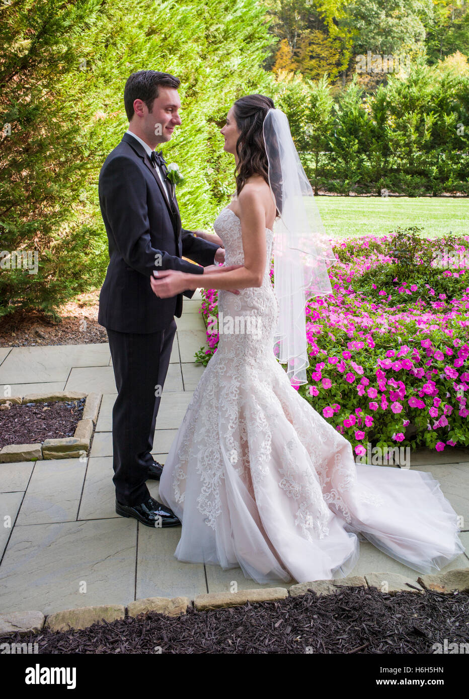 Bräutigam & Braut Vorbereitung für Hochzeitsfotos; Omni Bedford Springs Resort & Spa; Bedford; Pennsylvania; USA Stockfoto