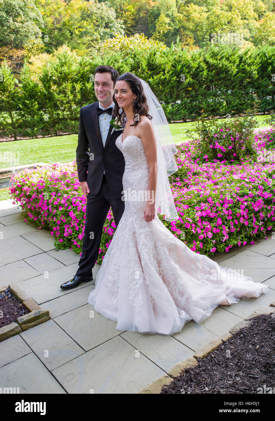 Bräutigam & Braut Vorbereitung für Hochzeitsfotos; Omni Bedford Springs Resort & Spa; Bedford; Pennsylvania; USA Stockfoto