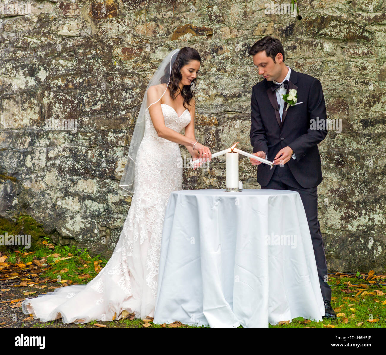 Braut & Bräutigam unter Eheversprechen & Kerzen; Outdoor Garten Zeremonie; Omni Bedford Springs Resort & Spa; Bedford; PA Stockfoto