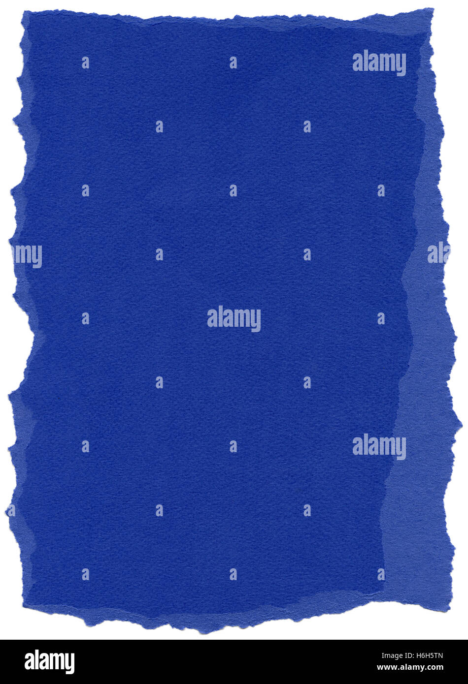 Textur des nachtblauen Faserpapier mit zerrissenen Kanten. Isoliert auf weißem Hintergrund. Bei 1200dpi mit einer professionellen Scan gescannt Stockfoto