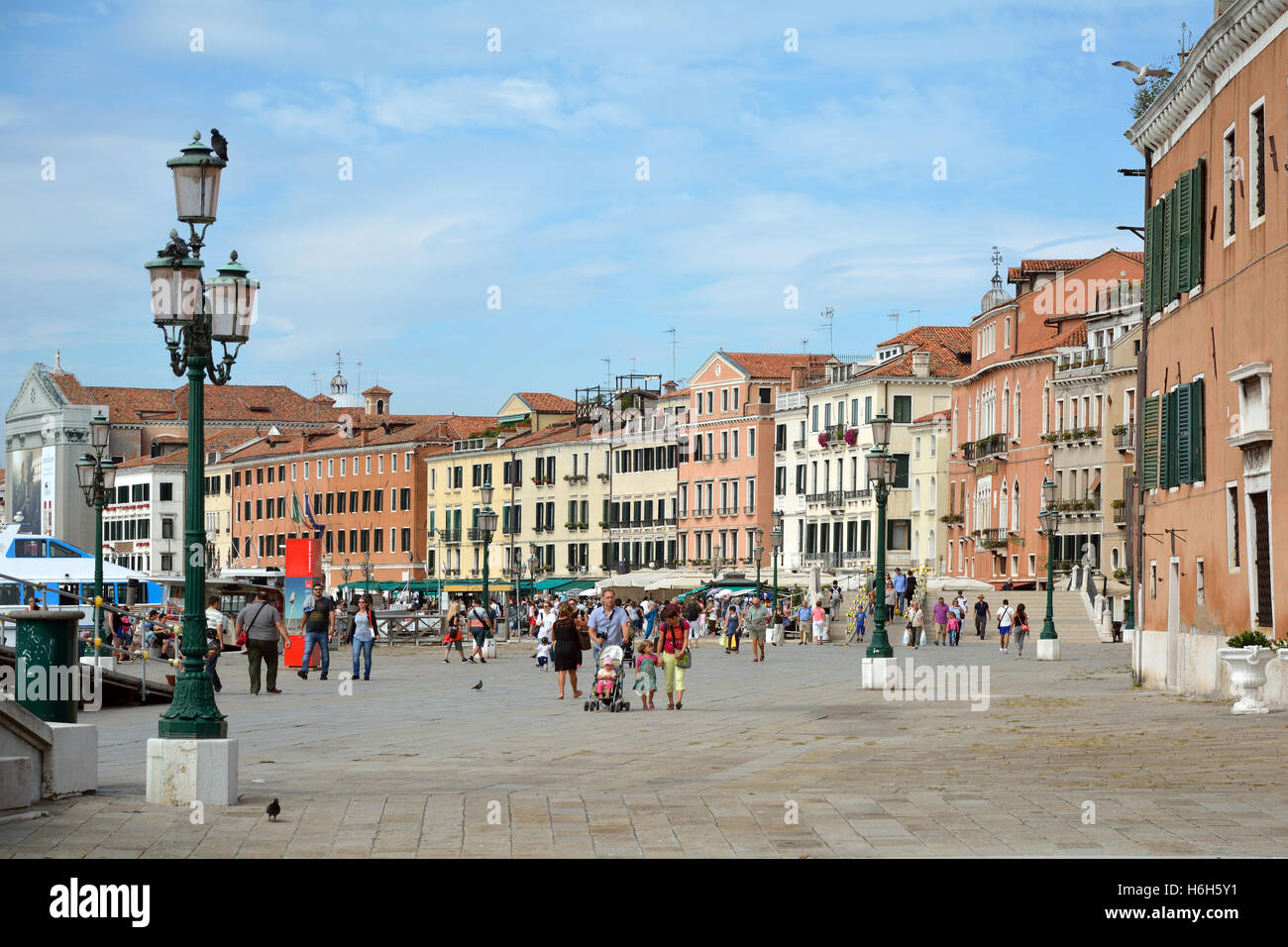 Uferpromenade Riva Degli Schiavoni mit Touristen in San Marco Venedig in Italien. Stockfoto