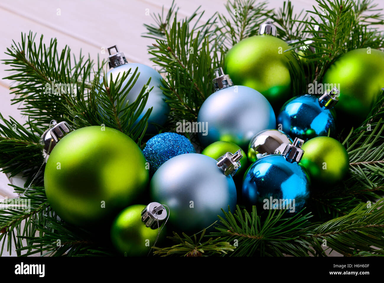 Weihnachten Hintergrund mit blauen und grünen Ornamenten. Weihnachts-Party-Dekoration mit glänzenden Kugeln. Stockfoto