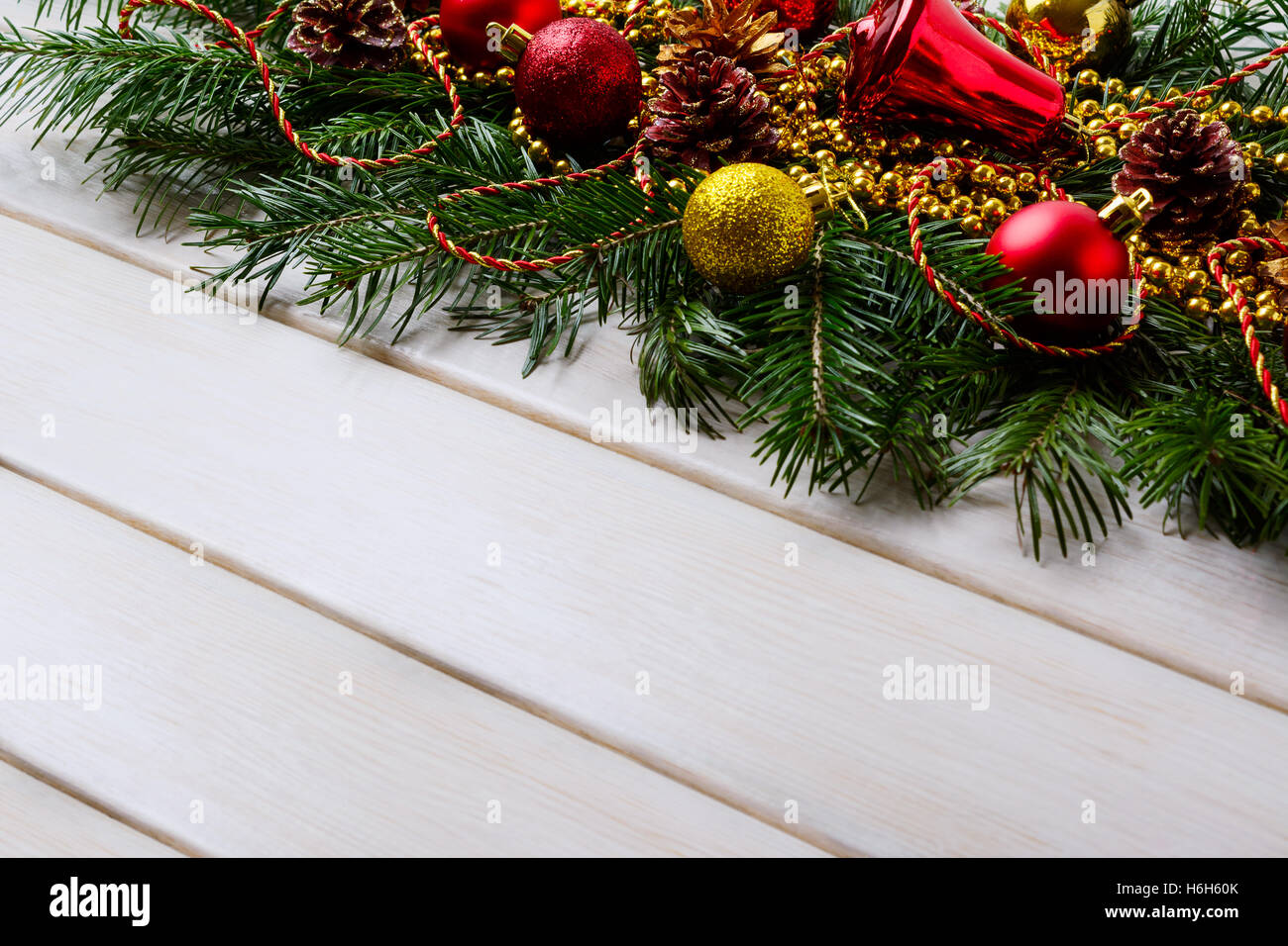 Weihnachten Hintergrund mit goldenen und roten Verzierungen. Weihnachts-Party-Dekoration mit glänzenden Kugeln. Weihnachten Gruß Hintergrund. Stockfoto