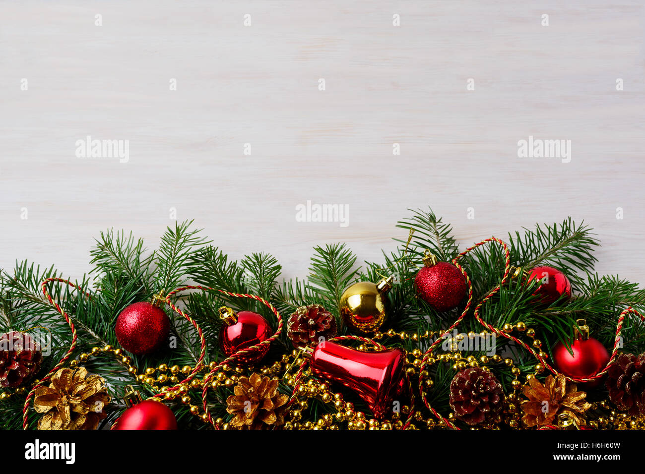 Weihnachten Hintergrund mit Tannenzapfen, goldenen und roten Ornamenten. Weihnachts-Party-Dekoration mit glänzenden Kugeln. Weihnachten Gruß ba Stockfoto
