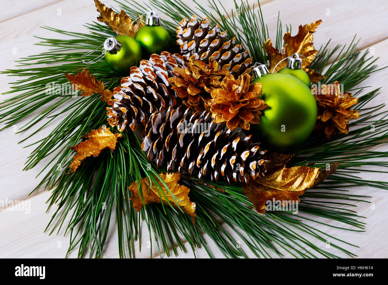 Urlaub Weihnachten dekoriert goldene Zapfen und Blätter Kranz. Weihnachts-Dekoration mit goldenen Dekor. Weihnachten-Tafelaufsatz. Stockfoto