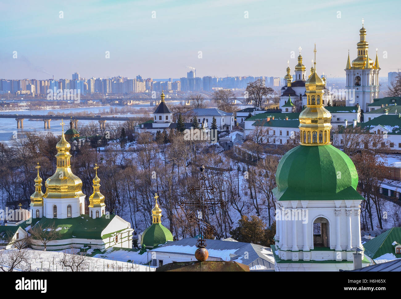 Panoramablick auf Kiewer Höhlenkloster Lawra Kloster im winter Stockfoto