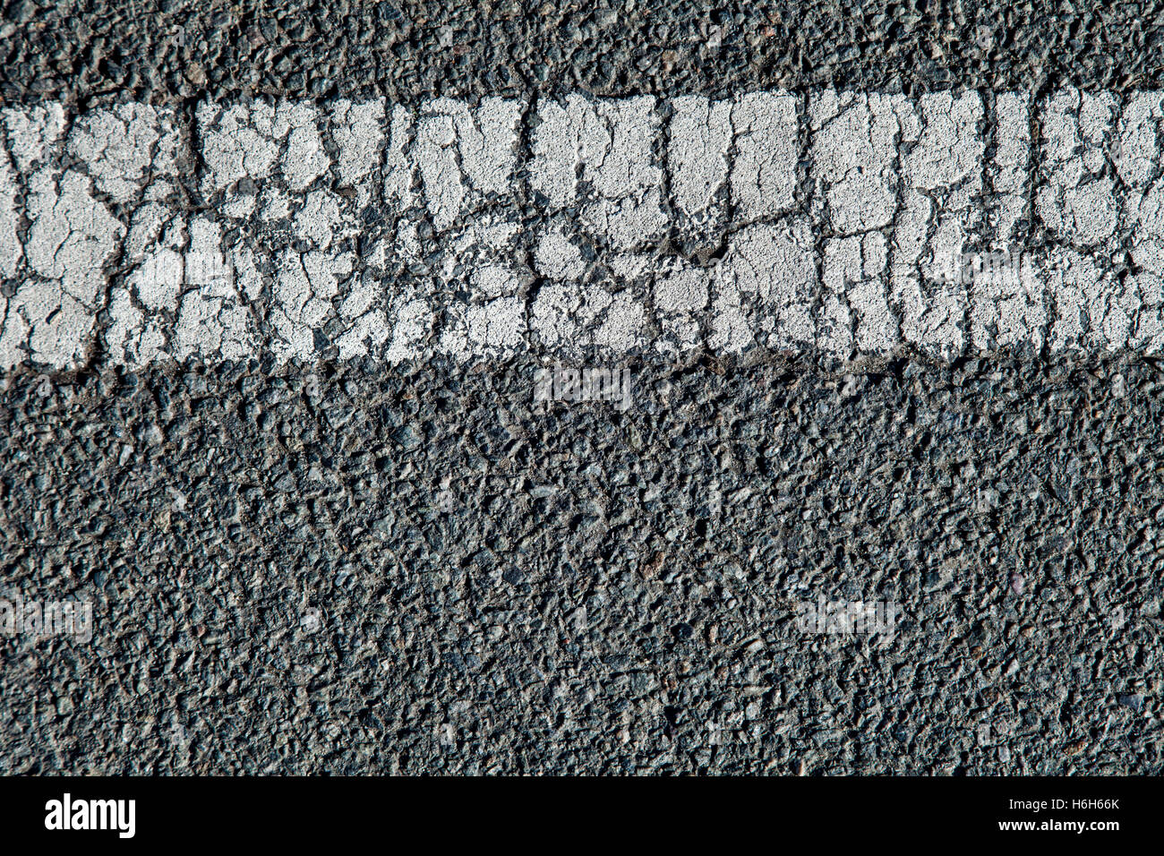 Detailansicht der Asphaltstraße mit weißen Linie Markierungen drauf. Stockfoto
