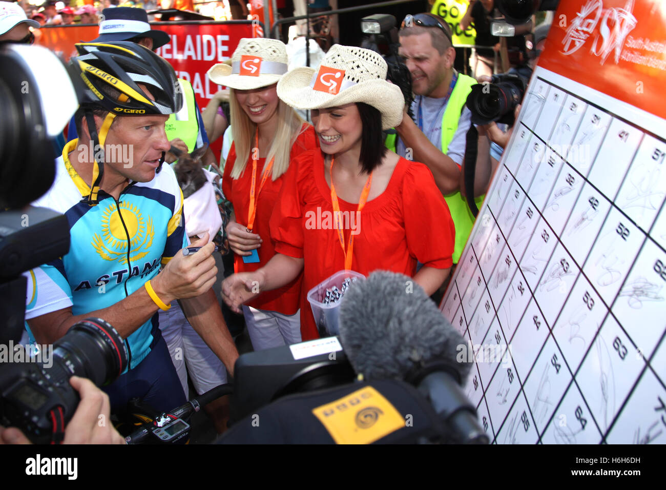 Lance Armstrong, für Phase 2 der 2009 Tour Down Under in Adelaide Australien anmelden Stockfoto