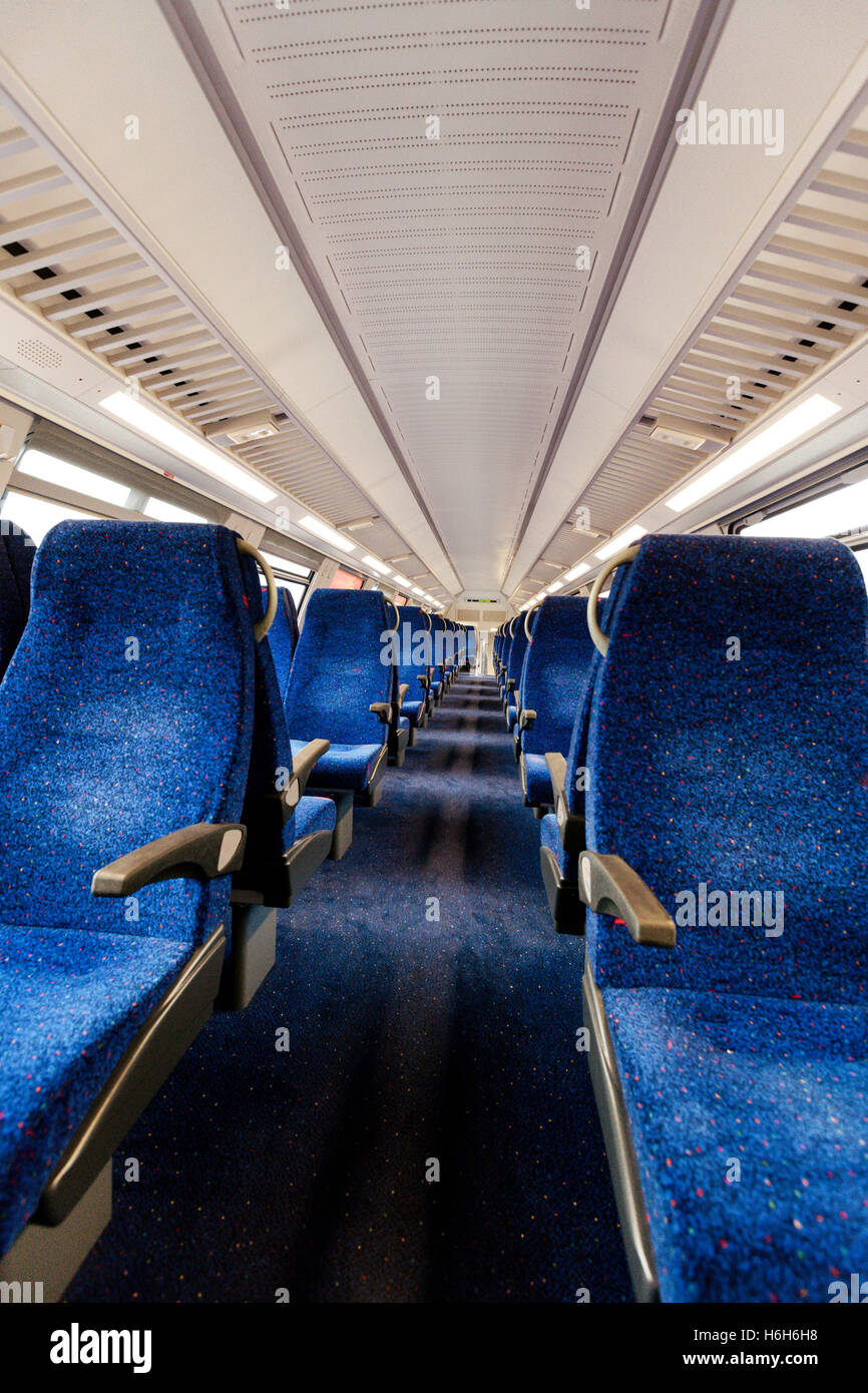 Blick auf einen leeren Zug, alle leeren blauen Sitze. Stockfoto