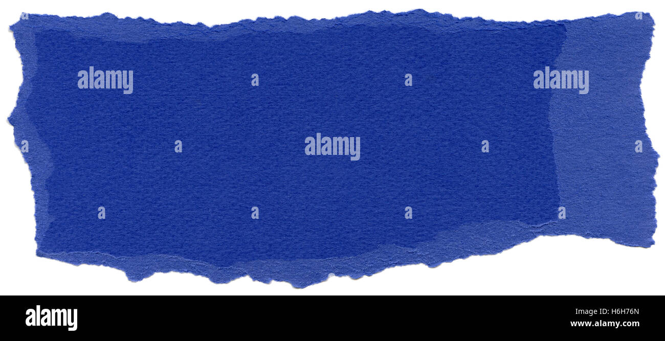 Textur des nachtblauen Faserpapier mit zerrissenen Kanten. Isoliert auf weißem Hintergrund. Mit 1600dpi mit einer professionellen Scan abgetastet Stockfoto