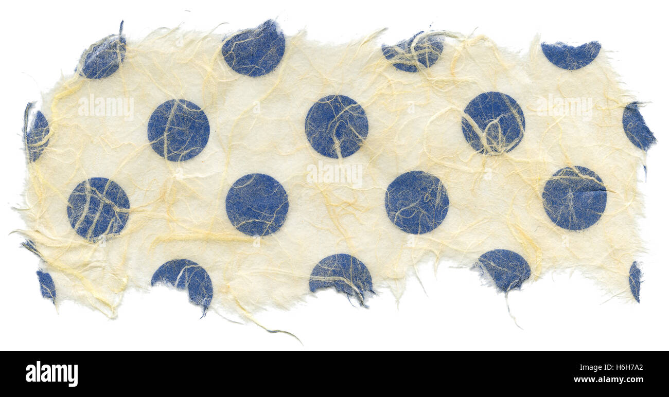 Textur des blauen Tupfen eingebettet in gelblich-weiße Reispapier mit zerrissenen Kanten. Isoliert auf weißem Hintergrund. Bei 1600 gescannt Stockfoto