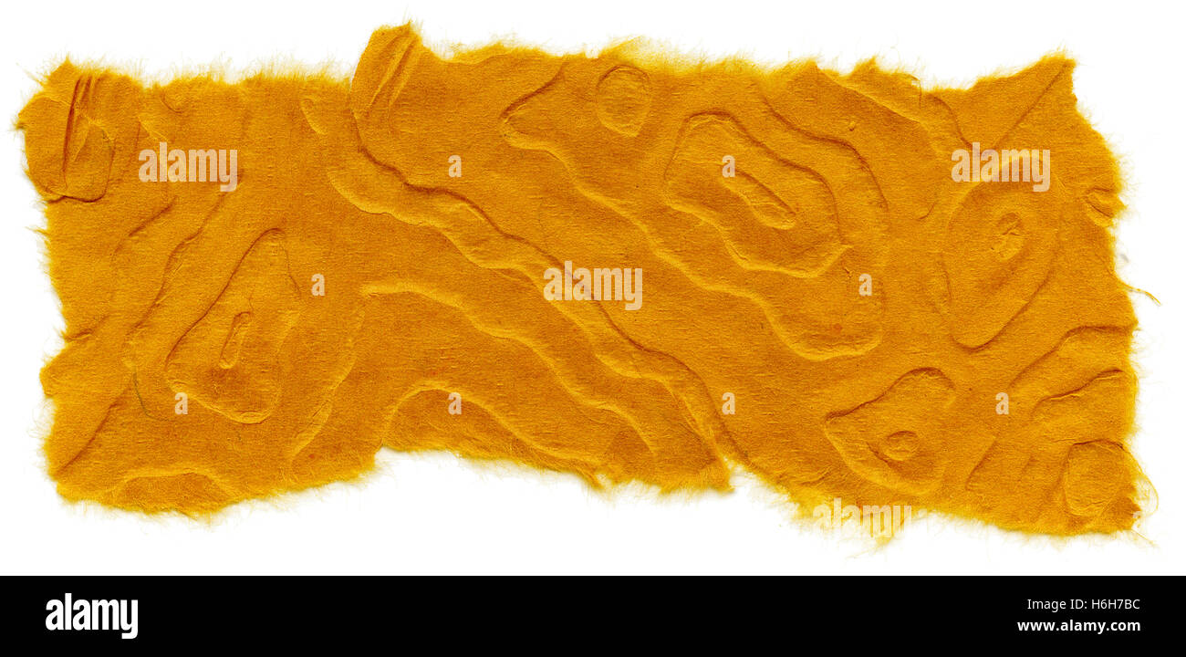 Textur des orange Reispapier mit Mandala-Muster und zerrissene Kanten. Isoliert auf weißem Hintergrund. Mit 1600dpi mit einer Pro gescannt Stockfoto
