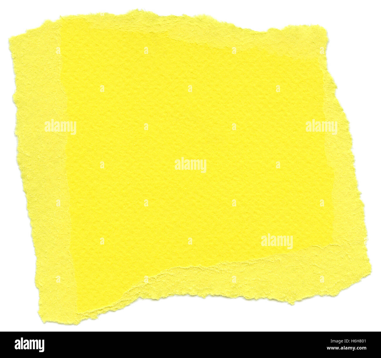 Textur des gelben Faserpapier mit zerrissenen Kanten. Isoliert auf weißem Hintergrund. Mit 2400dpi mit einem professionellen Scanner gescannt. Stockfoto