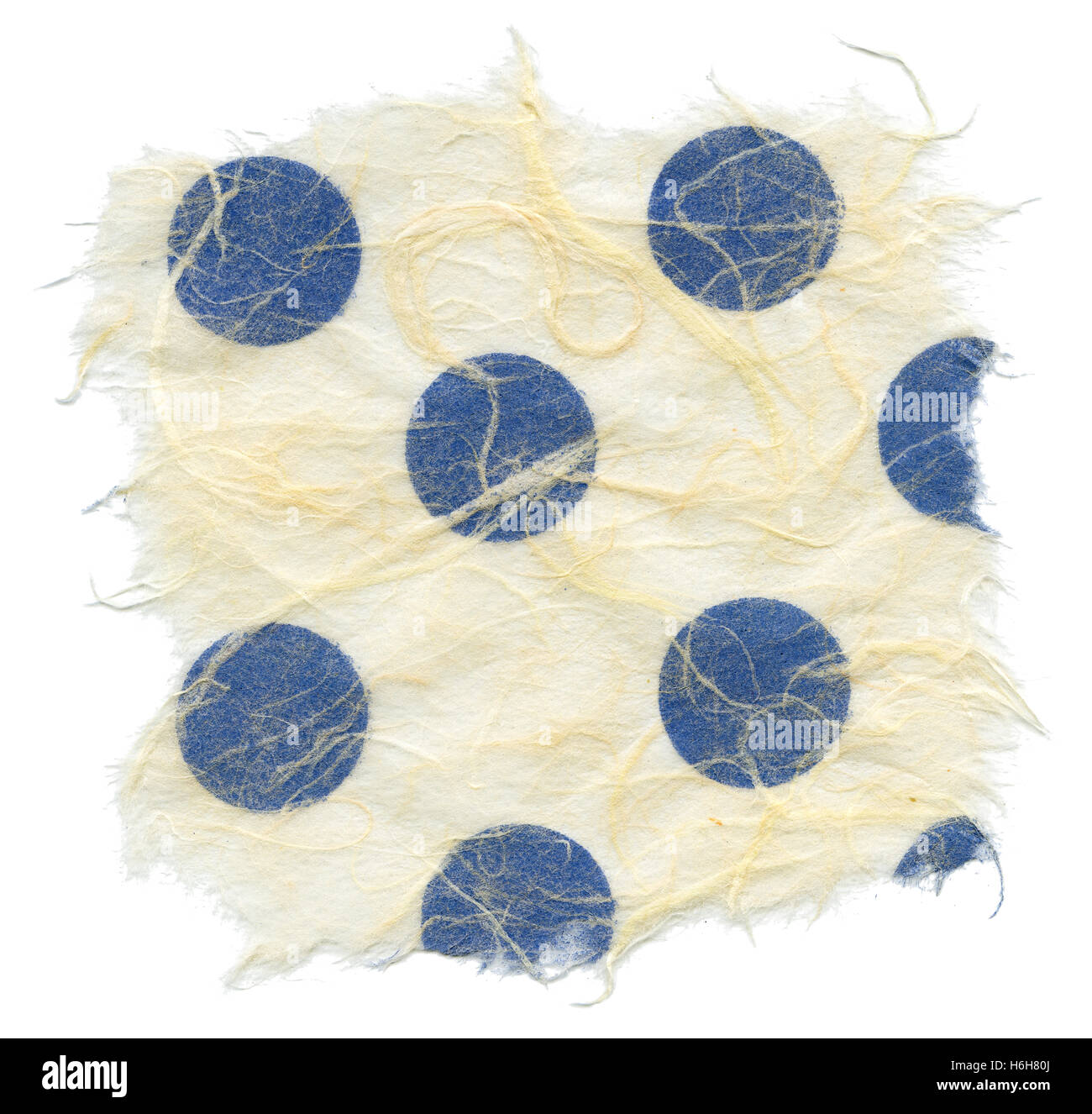 Textur des blauen Tupfen eingebettet in gelblich-weiße Reispapier mit zerrissenen Kanten. Isoliert auf weißem Hintergrund. Mit 2400 gescannt Stockfoto