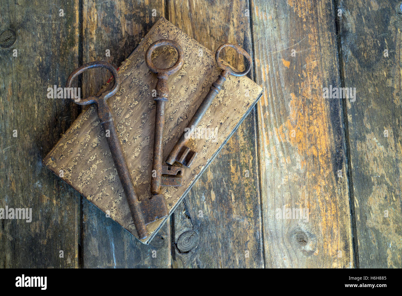 alte Schlüssel auf ein altes Buch, antikes Holz Hintergrund Stockfoto