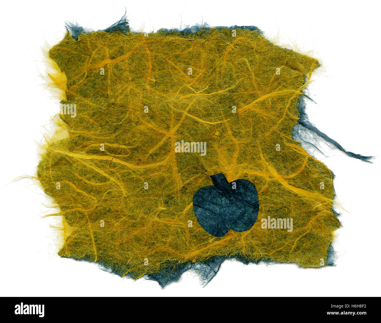 Textur des gelben Reispapier mit blauen Früchte (vielleicht Apfel) Verzierung der Oberfläche, mit zerrissenen Kanten. Isoliert auf weißem Hintergrund Stockfoto